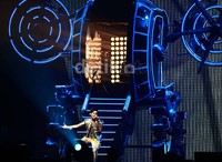 Pelantun 'Nunchucks' tersebut mengemudikan sebuah kendaraan futuristik yang kemudian ditampilkan di atas panggung.