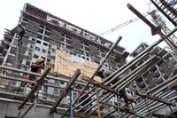 Para pekerja tampak sedang merapihkan dan bekerja menyelesaikan tugasnya.