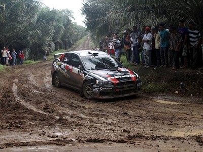 Rizal Sungkar Rebut Posisi Teratas Reli Indonesia