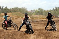 Motor yang banyak digunakan oleh para bule ini untuk menggaruk tanah Bali adalah Yamaha Scorpio Z.