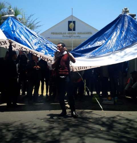 Tolak Kunjungan DPR RI, Massa Gembok Paksa Gerbang PN Surakarta