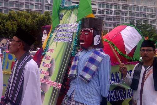 Bedug Peserta Parade Diangkut Gerobak Sampah Pemberian Jokowi