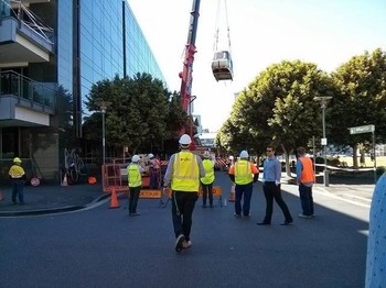     Google membeli dua gerbong monorel Sydney Monorail baru-baru ini. Sang raksasa internet memboyong rangkaian monorel tersebut ke kantornya. (kredit foto: The Next Web)