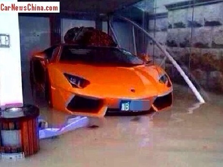 3 Mobil Eksotis Kena Ganasnya Badai Fitow