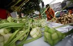 Berkah Penjual Ketupat Musiman