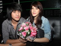 Perbedaan keyakinan tak lagi menghalangi hubungan cinta Kevin Aprilio dan Elma 'Princess'. Gus Mun/detikHOT.