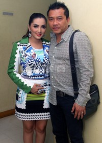 Ashanty tampak memegang perutnya. Gus Mun/detikHOT.