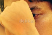 GM Susanto Megaranto, matanya tertutup satu oleh tangan saat bertarung melawan pecatur asal Mongolia, IM Munkhgal Gombosuren.