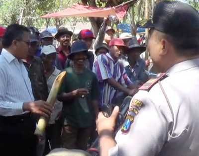 Polisi Bubarkan Praktik Sapi Gelonggong di Pasar Hewan Situbondo
