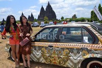 Belasan BMW bermotif batik dengan berbagai rancangan turut hadir.
