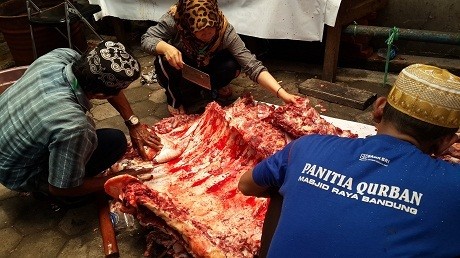 Ada Cacing, Hati Sapi 9 Kg di Masjid Raya Bandung Dibuang