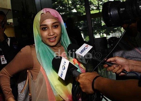 Sefti Bawa Ketupat Opor Buat Fathanah di KPK
