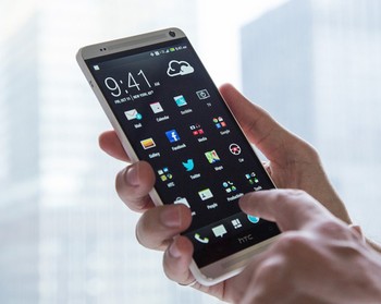 Layar super lega yang dimiliki HTC One Max berukuran 5.9 inci dengan resolusi 1080p HD. (Credit: Mashable)     