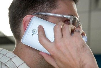 HTC One Max saat dipakai untuk membuat panggilan telepon. (Credit: Mashable)