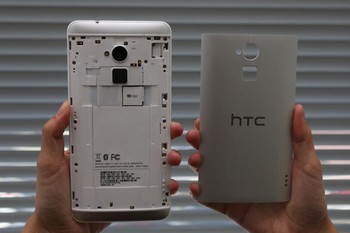     Di jagoan teranyar ini, pengguna dimungkinkan untuk mencopot back covernya yang terbuat dari alumunium premium. Namun, aksi tersebut adalah untuk memasukkan micro SIM atau kartu memori SD card, alias baterainya tetap tak bisa dilepas. (Credit: Cnet)