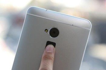 Dan berikut adalah fingerprint scanner yang dibekalkan HTC di bodi belakang. Apa saja fungsinya? Selain untuk melakukan lock dan unlocked, sensor ini juga bisa dipakai untuk melakukan launching 3 apps favorit. (Credit: Mashable)
