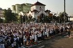 Umat Islam Salat Idul Adha di Jalan Raya