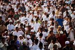 Umat Islam Salat Idul Adha di Jalan Raya