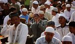 Umat Islam Salat Idul Adha di Jalan Raya
