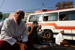 Umat Islam Salat Idul Adha di Jalan Raya