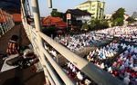 Umat Islam Salat Idul Adha di Jalan Raya
