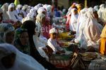 Umat Islam Salat Idul Adha di Jalan Raya