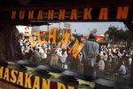Umat Islam Salat Idul Adha di Jalan Raya