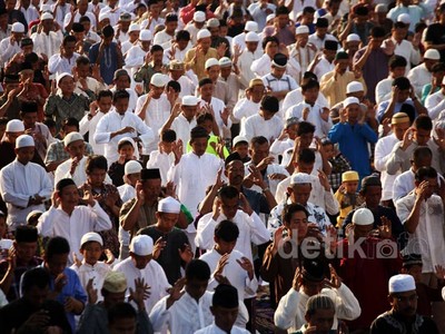Umat Islam Salat Idul Adha di Jalan Raya