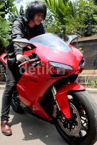 Kevin mengaku, motornya tersebut hanya bisa digunakan ketika weekend saja. Sebab, di hari biasa beban motor yang berat menjadi sebuah halangan di Jakarta. Gusmun/detikFoto.