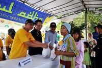 Panitia membagikan daging kurban kepada warga di sekitar kawasan SCBD, Jakarta. Artha Graha Peduli/Wisnu Tjandra.