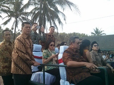 Presiden SBY Bersama Keluarga Nikmati Sunset di Pantai Klayar
