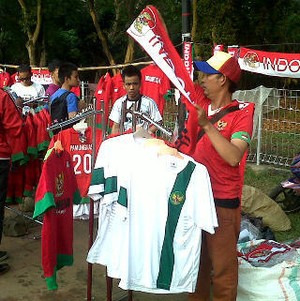 Lawan China Tanpa Penonton, Pedagang Tetap Buru Rezeki di GBK