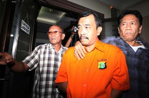 Peran Surya Hakim, Rekrut Eksekutor dan Duplikat Kunci Apartemen Holly