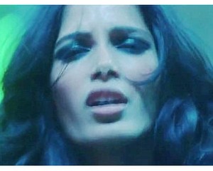 Aktris Freida Pinto Beradegan Striptis Untuk Bruno Mars