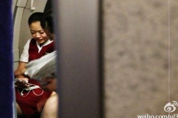 Duh! Pramugari China Kepergok Main Ponsel Dalam Pesawat