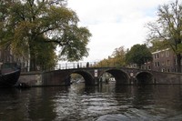 Bersih dan rapinya kanal di Amsterdam. Hampir setiap sudut Kota Amsterdam bisa dilewati oleh rute canal cruise. Paling tidak, berbagai bangunan monumental yang ada di kota ini sebagian besar bisa dilihat dari kanal (Uyung/detikTravel)