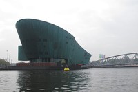 Inilah NEMO Science Center yang juga merupakan sebuah museum. Bentuknya yang khas dengan warna hijau dan tulisan NEMO berwarna kuning sangat mudah dikenali dari jauh (Uyung/detikTravel)