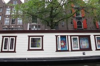 Tak kalah menariknya adalah rumah-rumah terapung yang banyak ditemukan di sepanjang kanal. Di Belanda, tidak semua orang suka tinggal di apartemen maupun rumah-rumah biasa (Uyung/detikTravel)