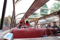 Suasana di dalam canal cruise. Untuk berkeliling 1 jam 15 menit, harganya EUR 15 (Rp 225 ribu). Untuk trip di sore hingga malam hari, harganya EUR 17,5 (Rp 262,5 ribu). Perahu berangkat setiap 30 menit (Uyung/detikTravel)