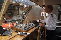 Kapten kapal memberikan sedikit penjelasan tentang lokasi-lokasi yang dilewati. Bila kurang puas, ada audio-system dengan 17 pilihan bahasa, termasuk Bahasa Indonesia untuk mendengarkan informasi (Uyung/detikTravel)