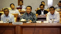 Amir mendengarkan pertanyaan anggota Badan Legislatif DPR.