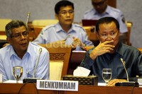 Amir menyimak pertanyaan-pertanyaan anggota Badan Legislatif DPR.