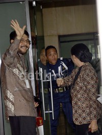 Bersama Maria Farida, Anwar Usman tiba di gedung KPK. Lamhot Aritonang/detikFoto.