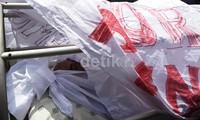 Keranda tersebut berisi seorang demonstran yang didandanai bak pocong.