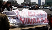 Sebelumnya keranda tersebut dibawa dengan mobil bak.