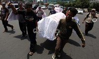 Selain di Bundaran HI, mereka juga berdemo di gedung MK dan KPK.