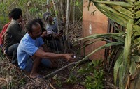 Salah satu warga, menyempatkan memotret macan tersebut. (Tjandra)