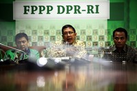 (Kiri ke kanan) Ahmad Yani, Lukman Hakim Saifuddin, dan Muhammad Arwani Thomafi memberikan keterangan pers di gedung DPR, Jakarta.