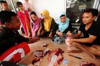 Panitia memotong daging kurban. (PWNU).