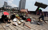 Massa menggelar aksi teaterikal.